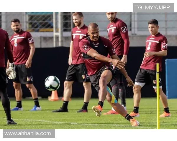 世预赛焦点战：巴拉圭vs厄瓜多尔，防守与进攻谁将主导晋级名额？